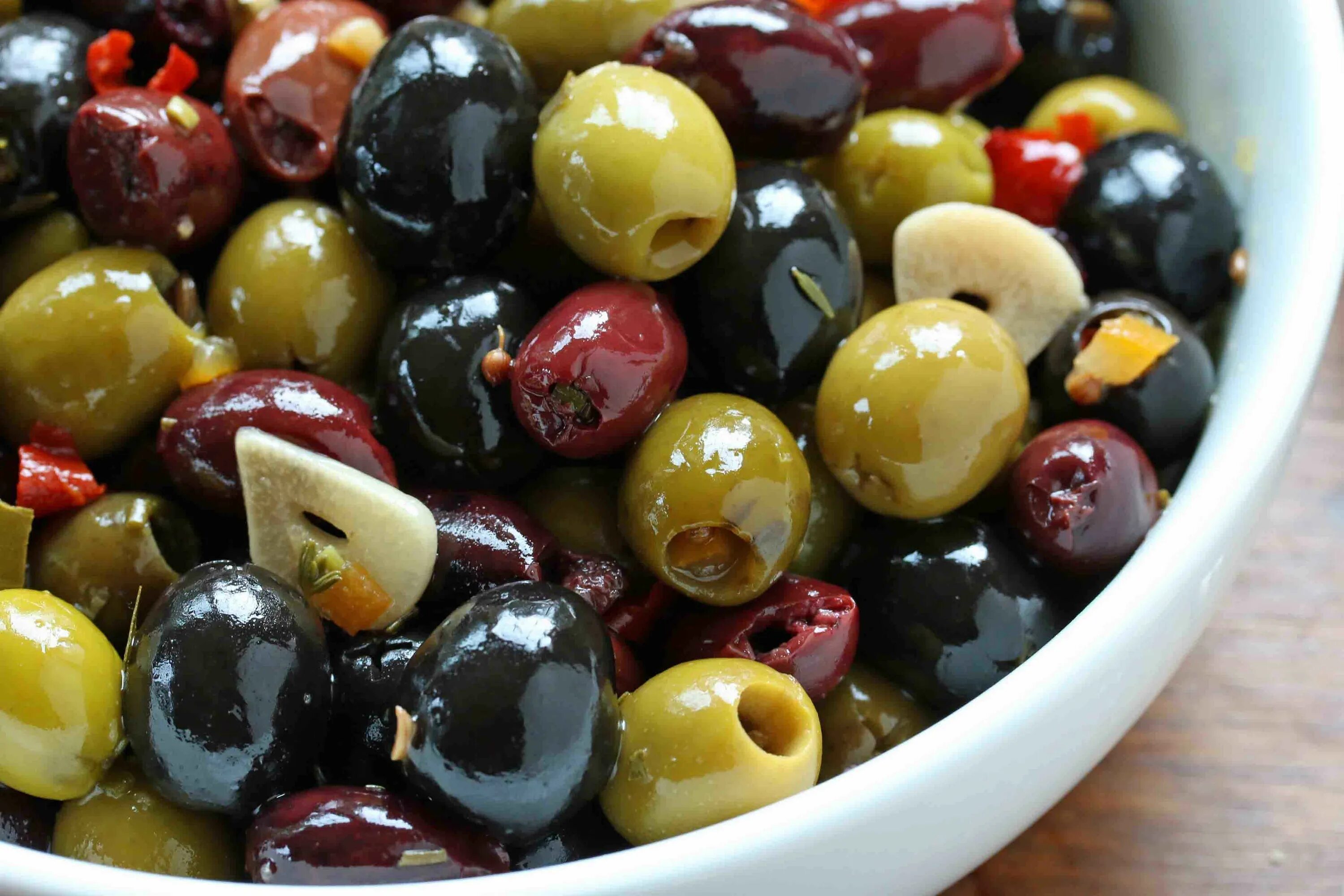 Мариновать маслины. Оливки. Оливки и маслины. Оливки съедобные. Аппетитные оливки.