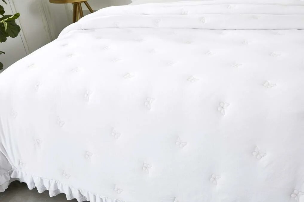 Покрывало тонкое. Ikea vareld покрывало. Белый плед на кровать. Белая бел покрывало. Белая бел покрывало.