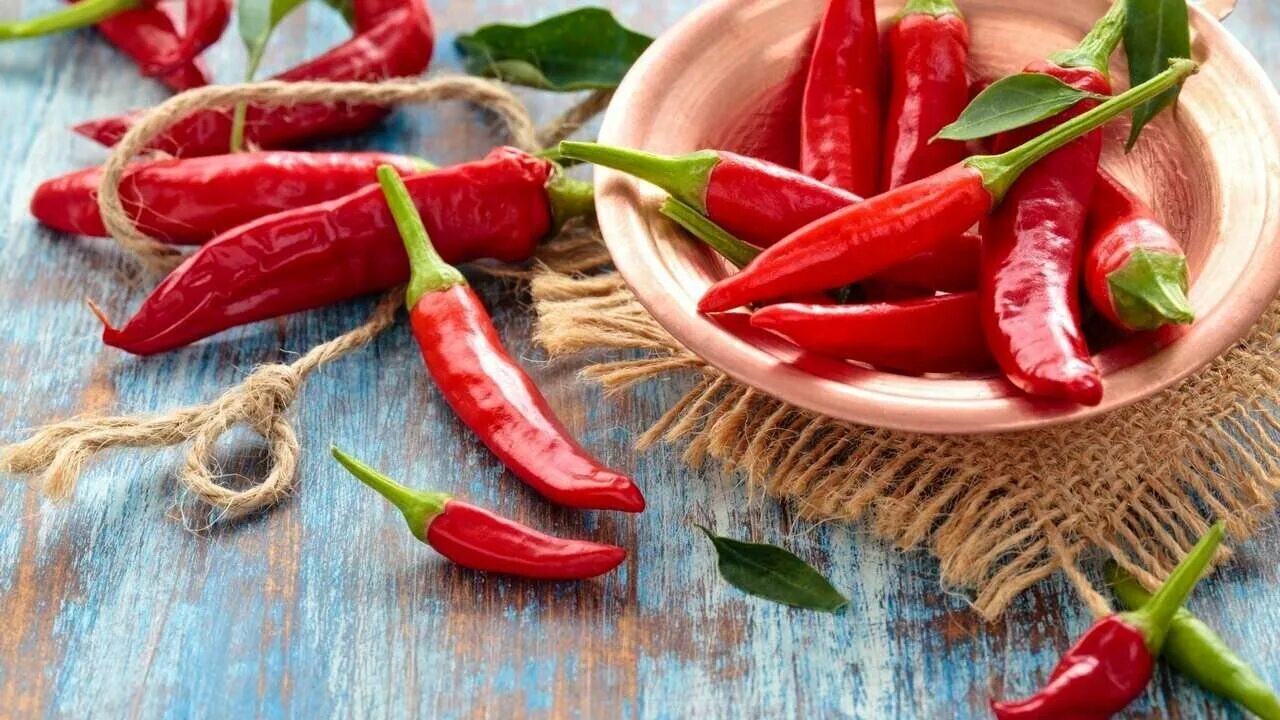 Скачать обои красный, зелёный, перец, овощи, раздел еда в разрешении 2560x1024