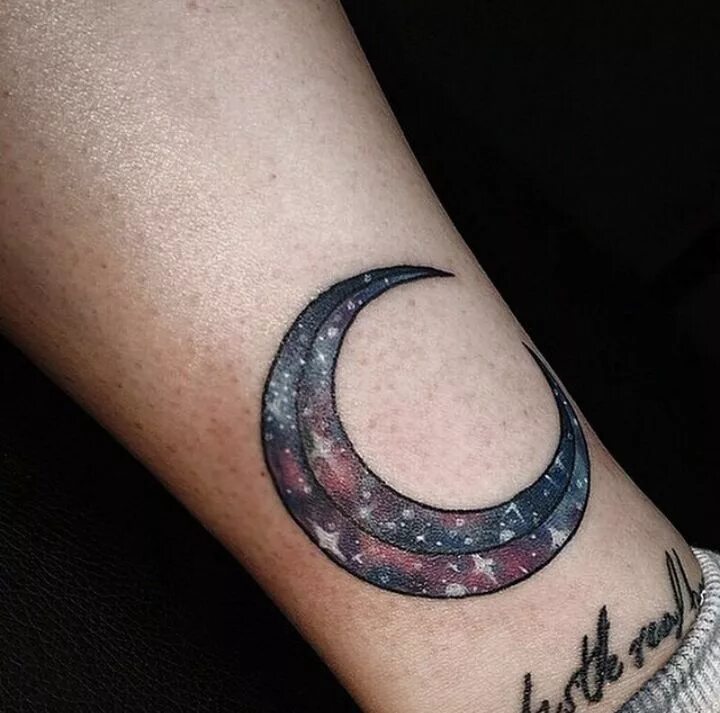 Тату полумесяц значение. Тату месяц. тату полумесяц. тату луна месяц. тату в виде полумесяца.