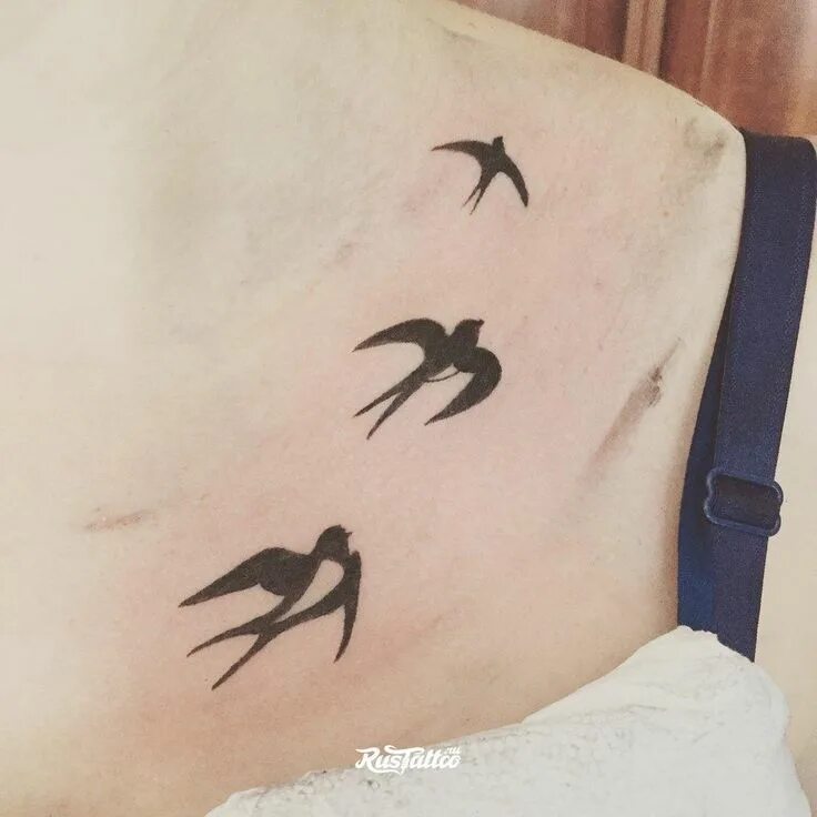 Татуировки ласточек для девушек