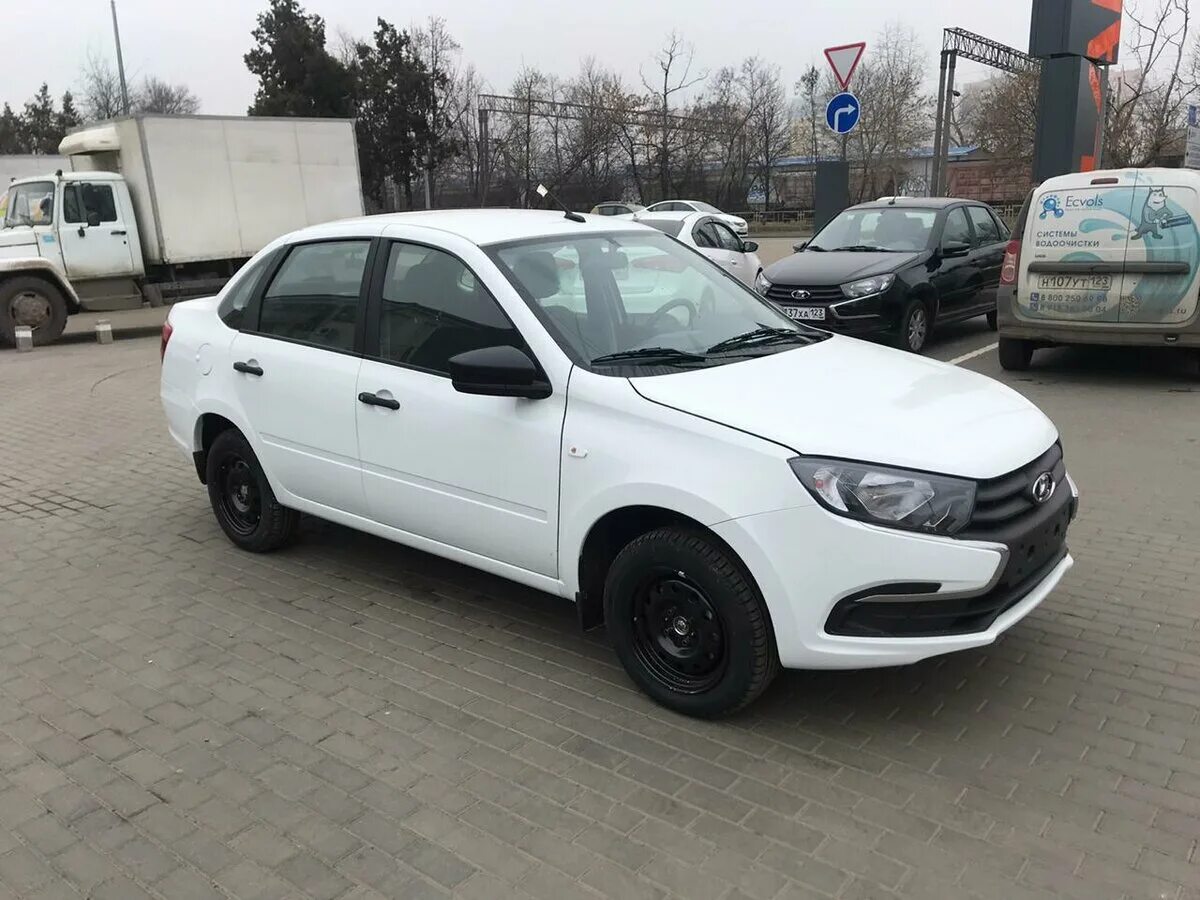 Лада гранта фл люкс. Лада гранта фл седан белая. Гранта фл седан. Лада гранта седан 2020 белая люкс. Лада гранта белое облако 240.