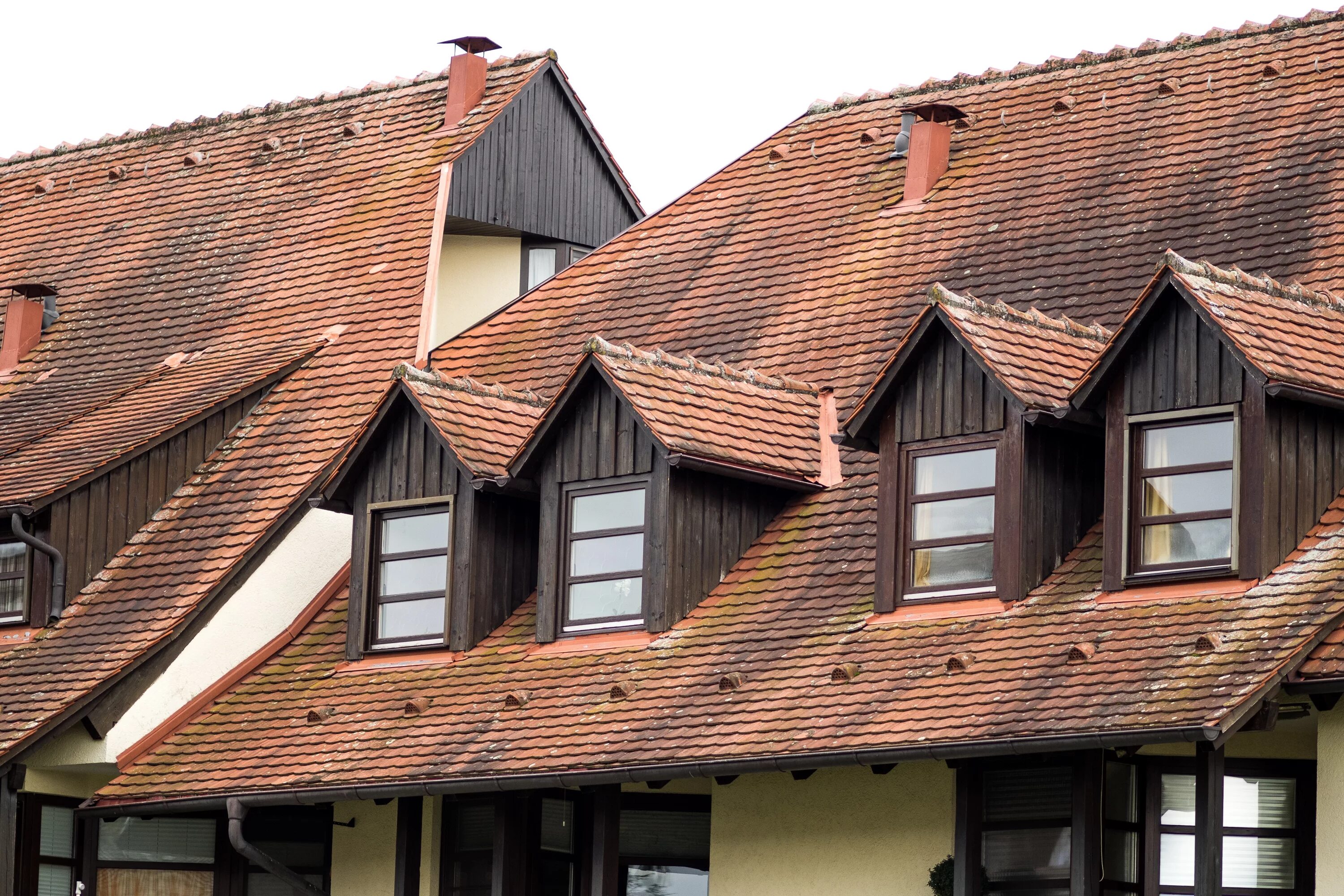 Древняя Черепичная крыша Германия. Черепичная кровля. Дом на крыше. Черепица для крыши. Черепица окна