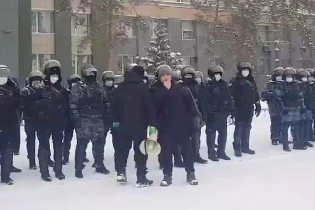 Полиция Азербайджана в квартире. Актюбинск новости. Актобе Казахстан новости на сегодня. Новости Актобе. Арест отказываться