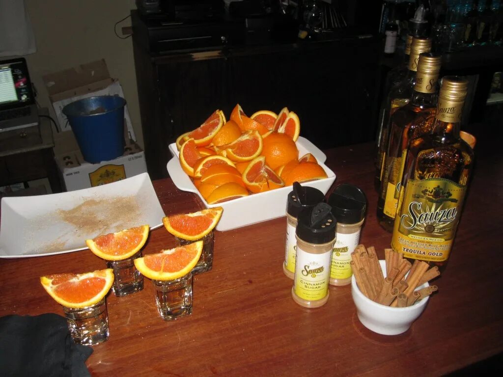 подача мескаля. шот текилы. можно пить текилу. текила с лаймом. текила с солью и лимоном.