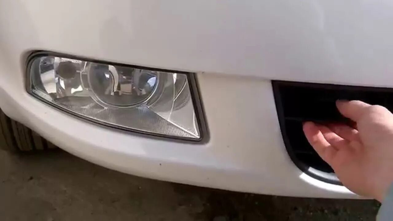 Лампы в птф октавия а5. Фабия 2 2009 птф. Шкода замена лампы противотуманной фары. Лампочки в птф шкода октавия а7. Шкода замена лампы противотуманной фары.
