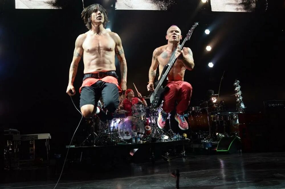 Вокалист =группы ред хот чили пеперс. Flea rhcp 2022. Хот чили пепперс. Энтони кидис red hot chili peppers. Группа ред хот чили пепперс.
