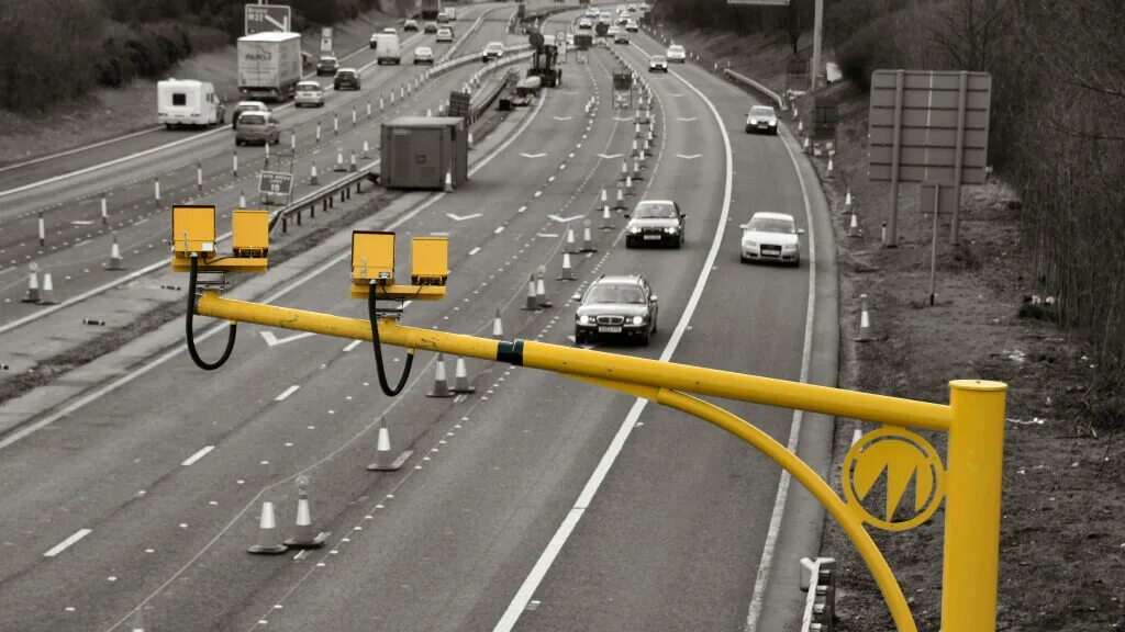 Новые камеры фиксации нарушений. Видеокамеры на дорогах. Дорожные камеры видеонаблюдения. Крис-п на треноге. Определение камер на дорогах.