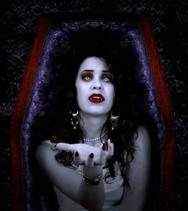 Вампира дав. Сумерки белла вампир. Селин вампир. Белла каллен вампир постеры. Девушки вампиры красивые.