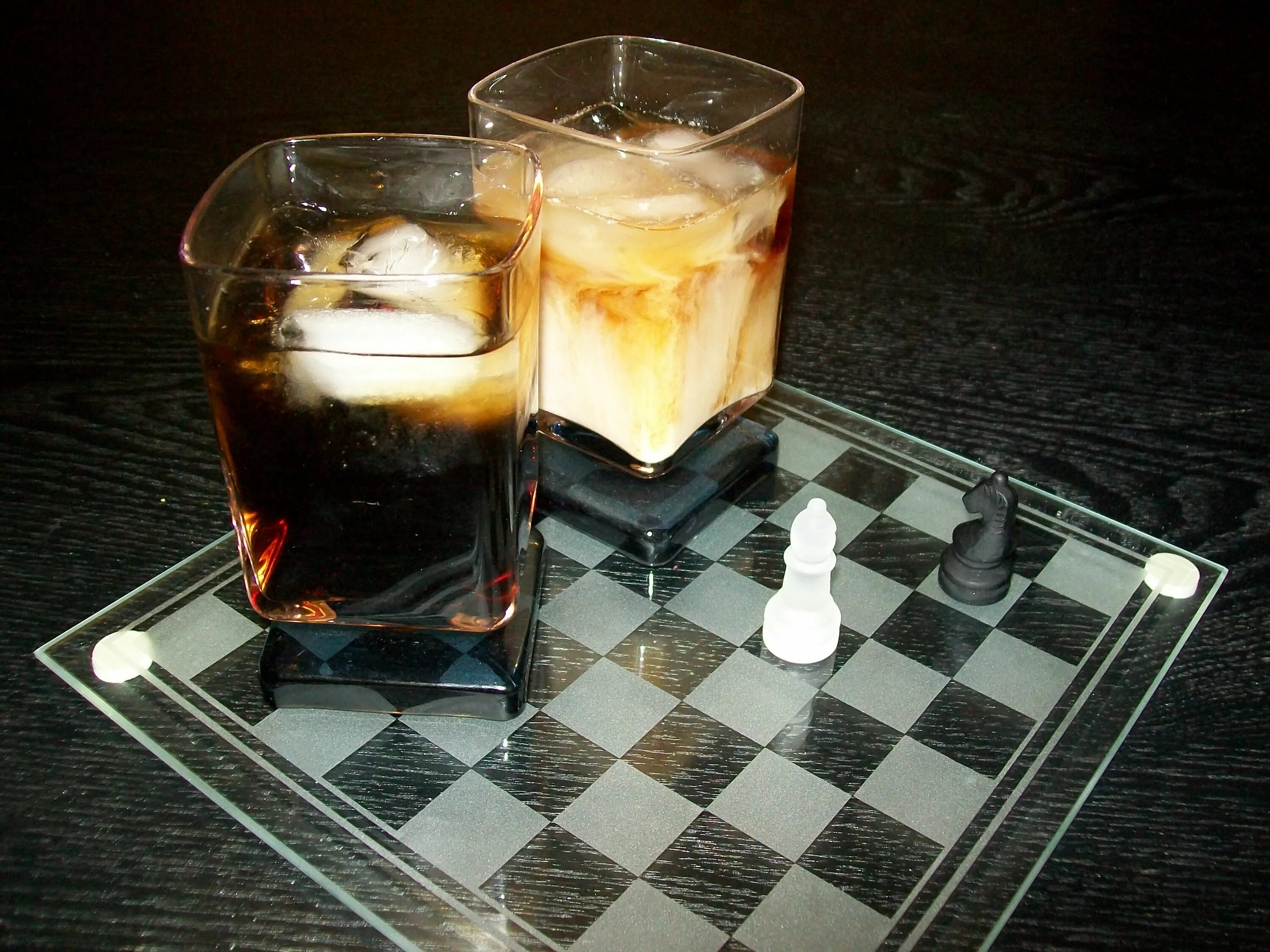 Black cocktail. Шот черный русский. Коктейль черный и белый русский. Коктейль белый русский и черный русский. Коктейль черное и белое.