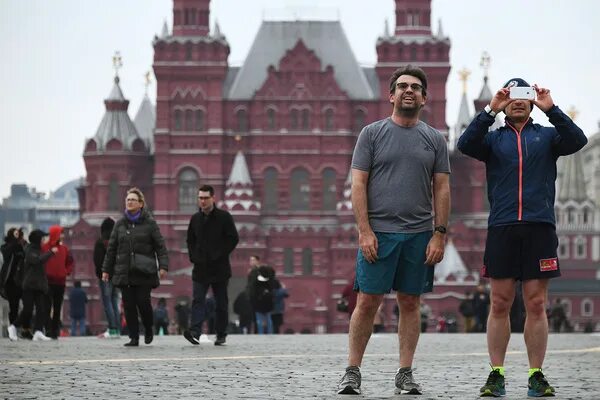 Федук жара в Баку в шортах. Федук на жаре в Баку в шортах. Россия мужчина крупный план на улице. Мужчина с флагом России.