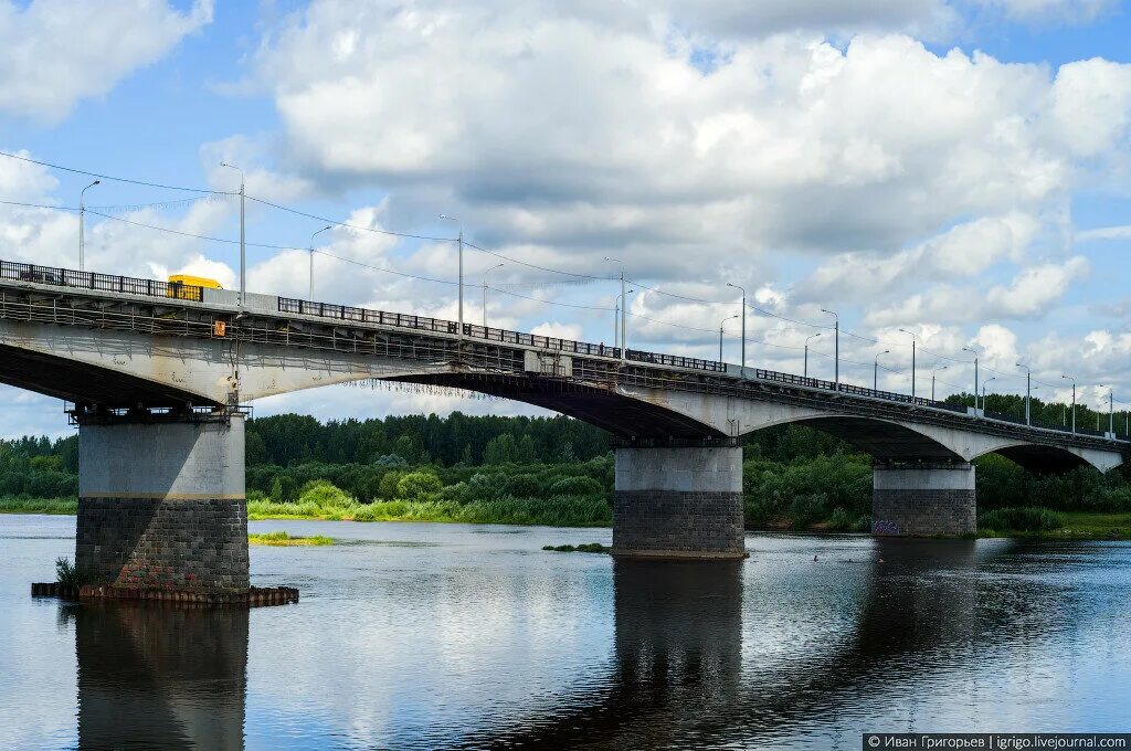 Мост через час. Киров мост. Старый мост Киров. Набережная Грина Киров мост. Мост на набережной Киров.