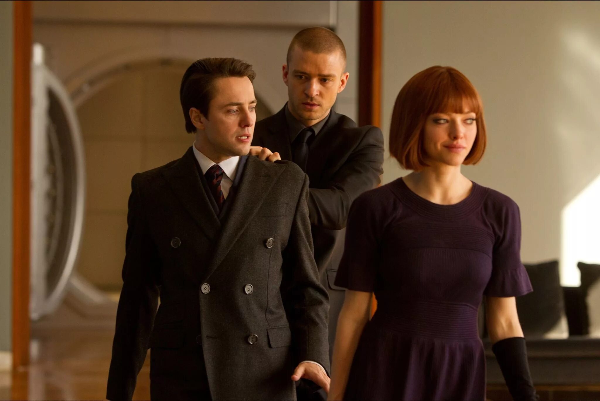 Кадр кадри. Фильм in time 2011. In time Джастин Тимберлейк. Филипп Уайс. Аманда Сейфрид время 2011.