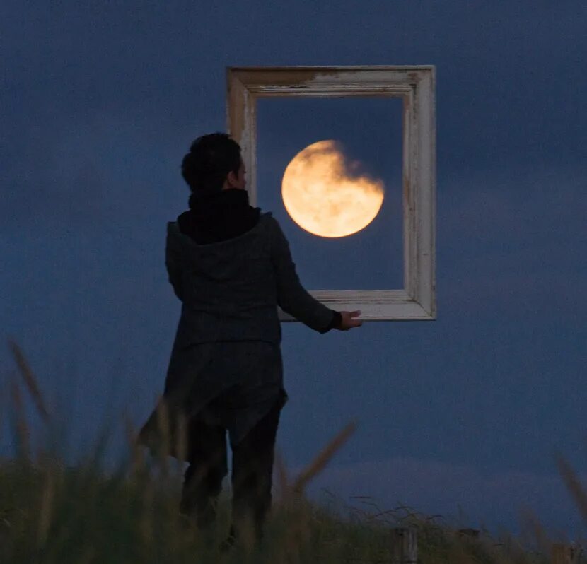 Лоран Лаведер. Лунные игры фотографа Laurent Laveder. Человек на Луне. Луна в окне.