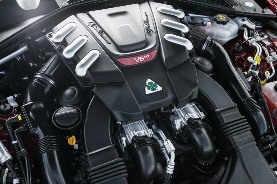 Alfa romeo 159 под капотом. Alfa romeo giulia quadrifoglio двигатель. Двигатель alfa romeo quadrifoglio. Alfa romeo giulia двигатели. Alfa romeo giulia engine.