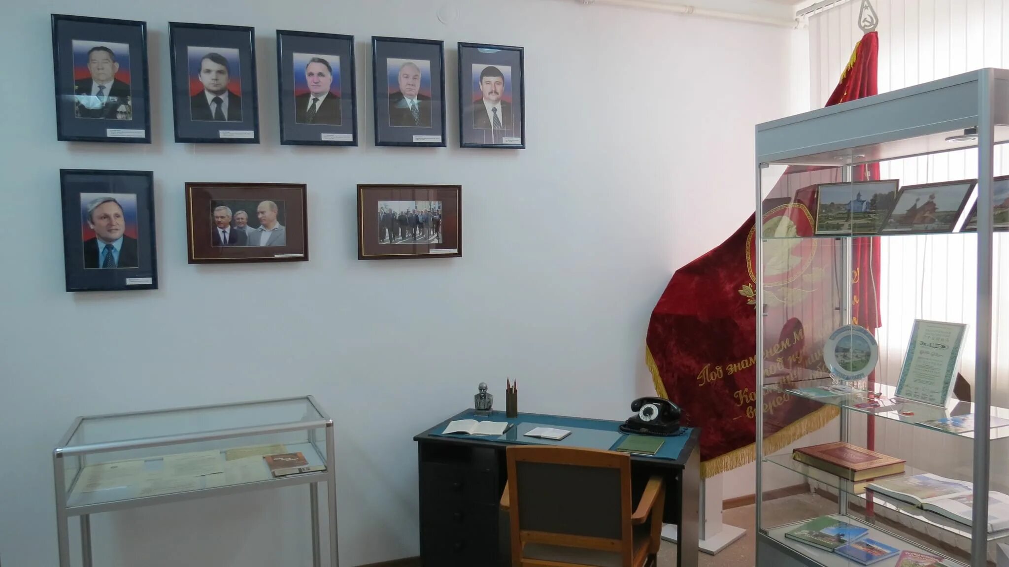 Музей миниатюр страна мини в минске. Музей миниатюр минск. Музеефикация. Книжная выставка весна идет весне дорогу. Музей мини минск цена билета.