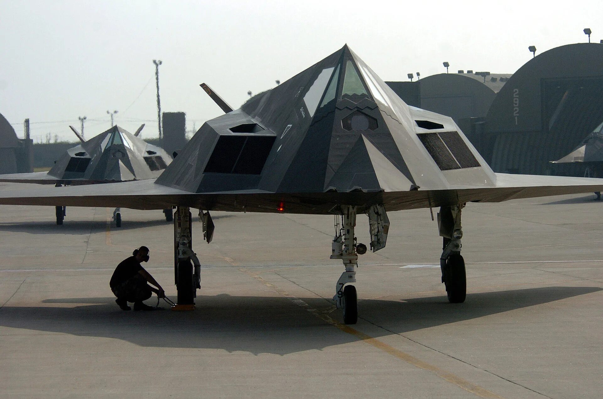 Бомбардировщик f 117. Lockheed f-117 nighthawk. Самолёт f 117 nighthawk. Lockheed f-117 nighthawk. F-117 nighthawk.
