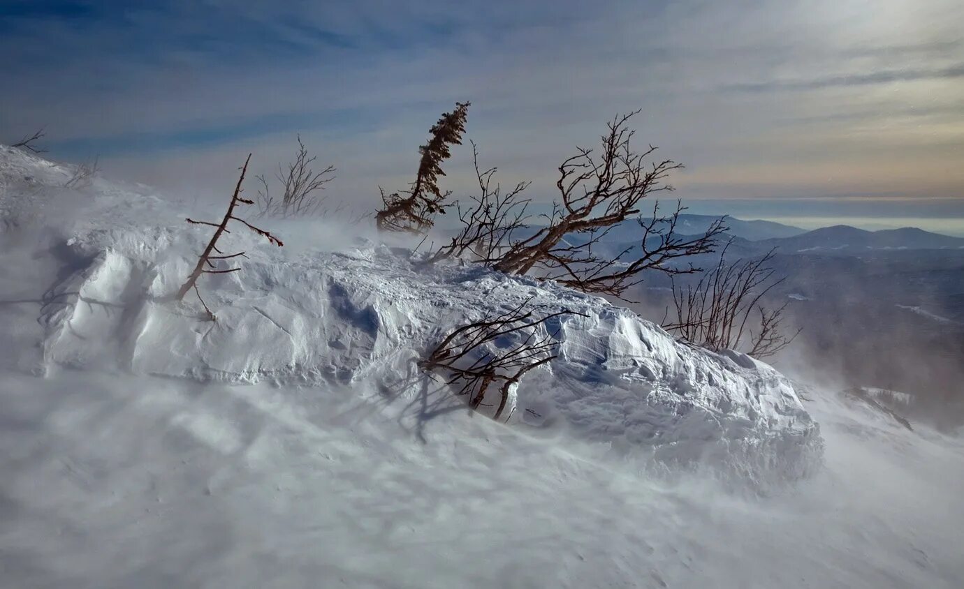 Зима в чукотском море. Пурга в тундре. Не успевший растаять снег. Суровый холодный край. Ветер в арктике.