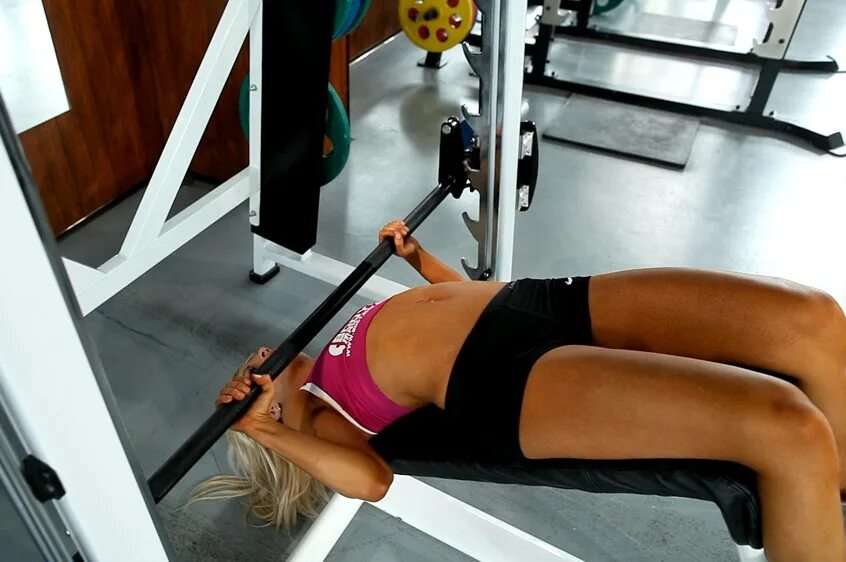 Анастасия андреевна кроссфит. Упражнения с гирями кроссфит. Тросовый тренажер для приседаний. Что такое 3 подхода на упражнение. 3 подхода по 8.