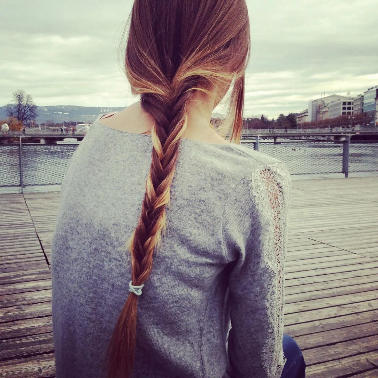 Девушка с двумя косичками. Девушка с косичками. Коса со спины. Девушка с русыми волосами на море. Девушка с косой сзади.