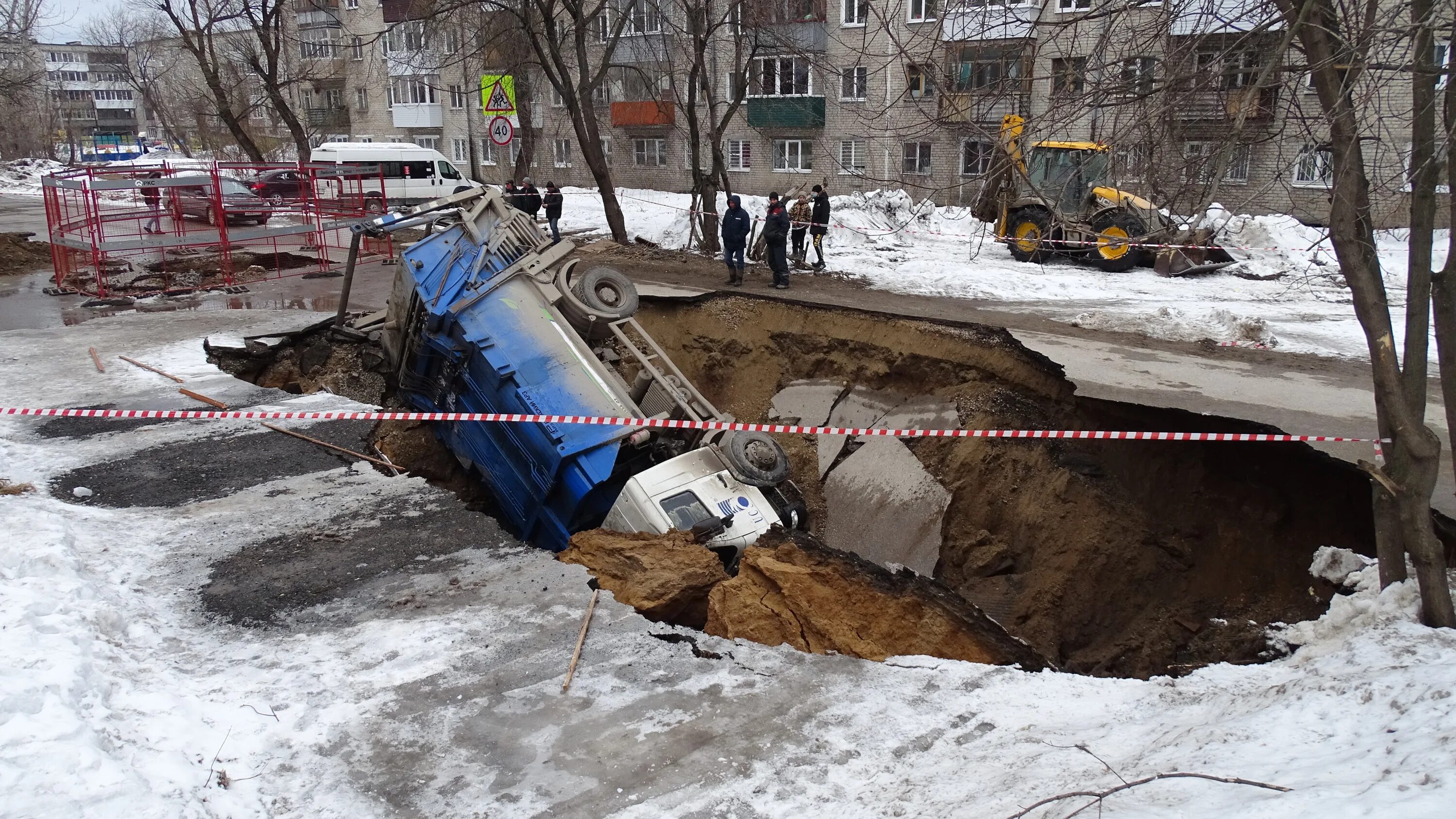 Где провалился асфальт. Город проваливается под землю. Провал грунта. Город уходит под землю. В Перми провалился мусоровоз.