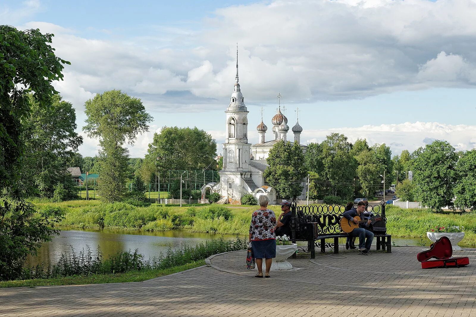 Вологда погулять. Набережная реки Вологда. Зеленая набережная Вологда. Вологда центр набережная. Новая набережная Вологда.