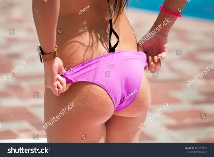 h_250" width="550" alt="Girl takes off pants. q_70"...
