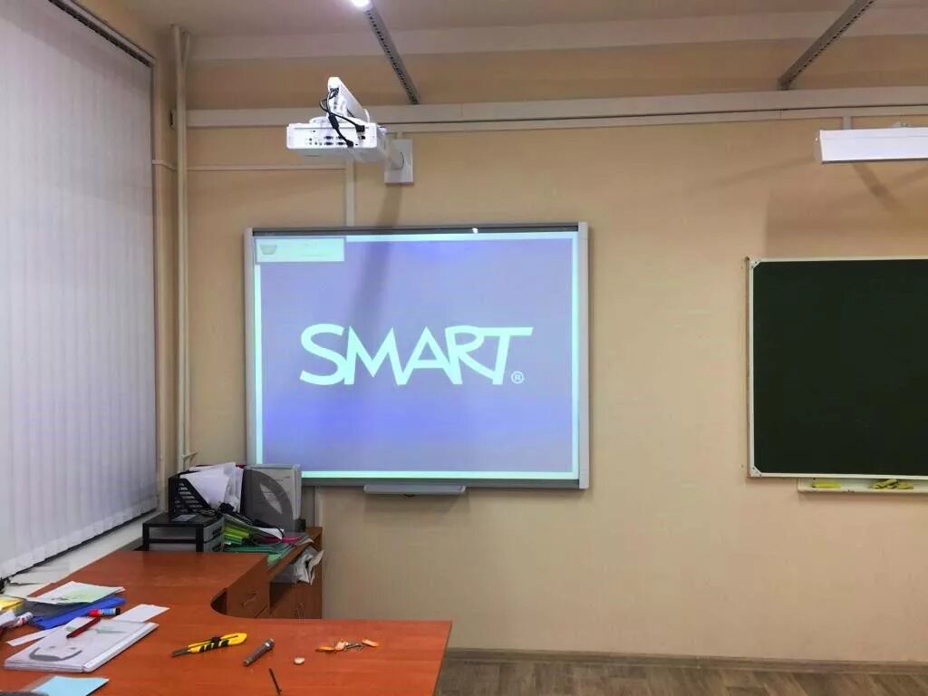 Диагональ интерактивной доски не менее. Интерактивная доска с проектором крепления. Экран для проектора в классе. Проектор и экран в школе. Интерактивная доска с короткофокусным проектором.