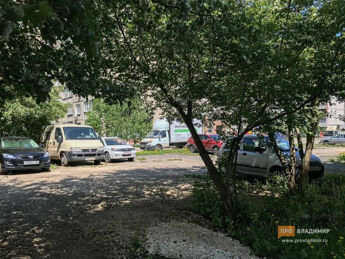 Можно ставить газель во дворе. Парковки во дворах жилых домов. стоянка машин во дворе. дворы парковка владивосток. правила парковки во дворах.