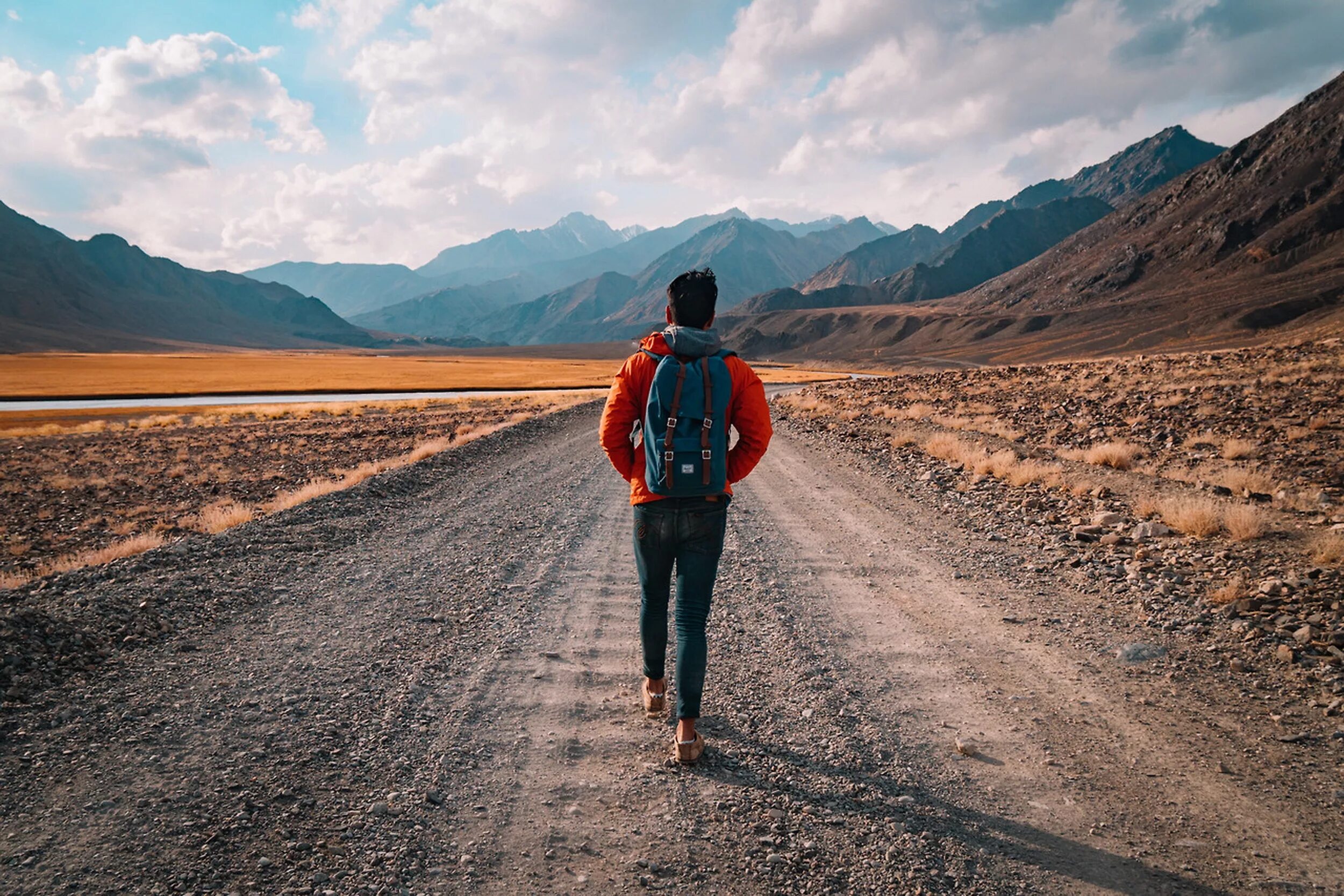 People started travelling. Человек идет по пороге. Человек идет по дороге. Человек на дороге. Пешком по дороге.