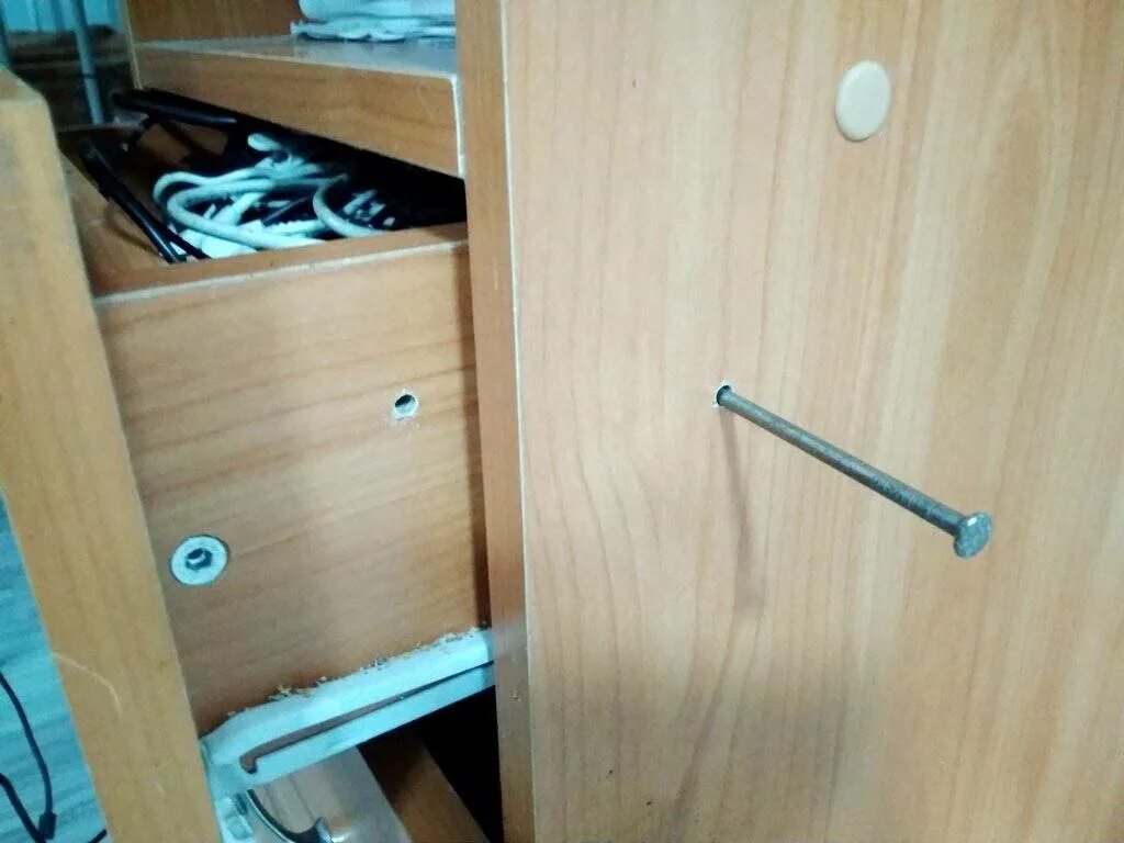 Выдвижной ящик не закрывается до конца. Замок на выдвижной ящик от детей. защита на выдвижные ящики от детей. комод с замками на ящиках. стопоры от детей на выдвижные ящики.