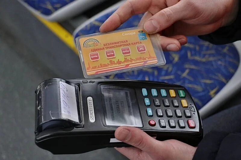 Терминалы в автобусе для оплаты картой. Мобильный терминал для автобуса. терминал безналичной оплаты. кондукторский терминал. терминал кондуктора.