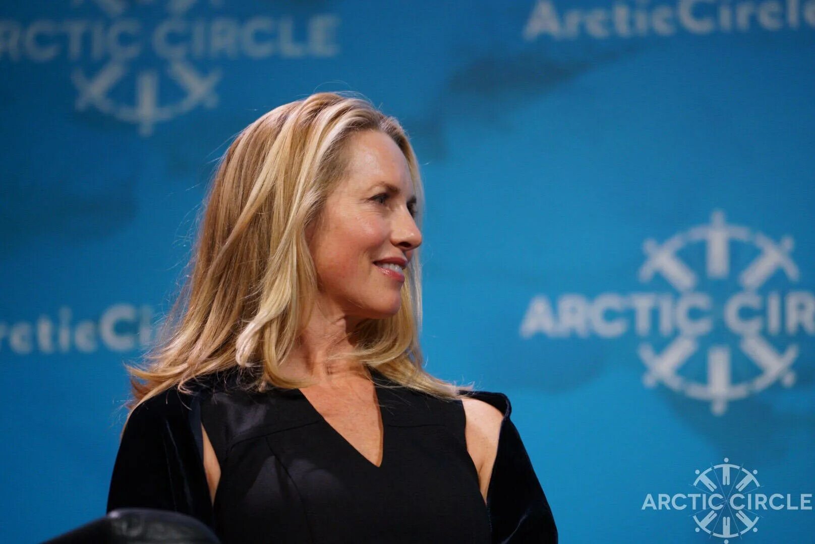 Laurene powell jobs & family. Джобс познакомился с пауэл. Стив джобс с женой. Джобс познакомился с пауэл. Лорен пауэлл джобс и стив джобс в молодости.
