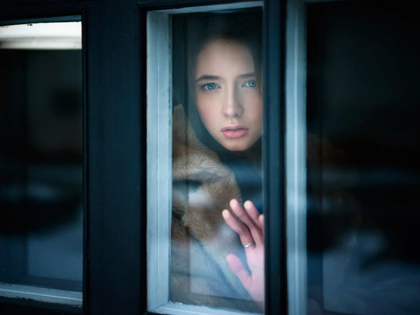 видеть через стекло. человек стекло. человек через стекло. ладонь на стекле. человек за стеклом.