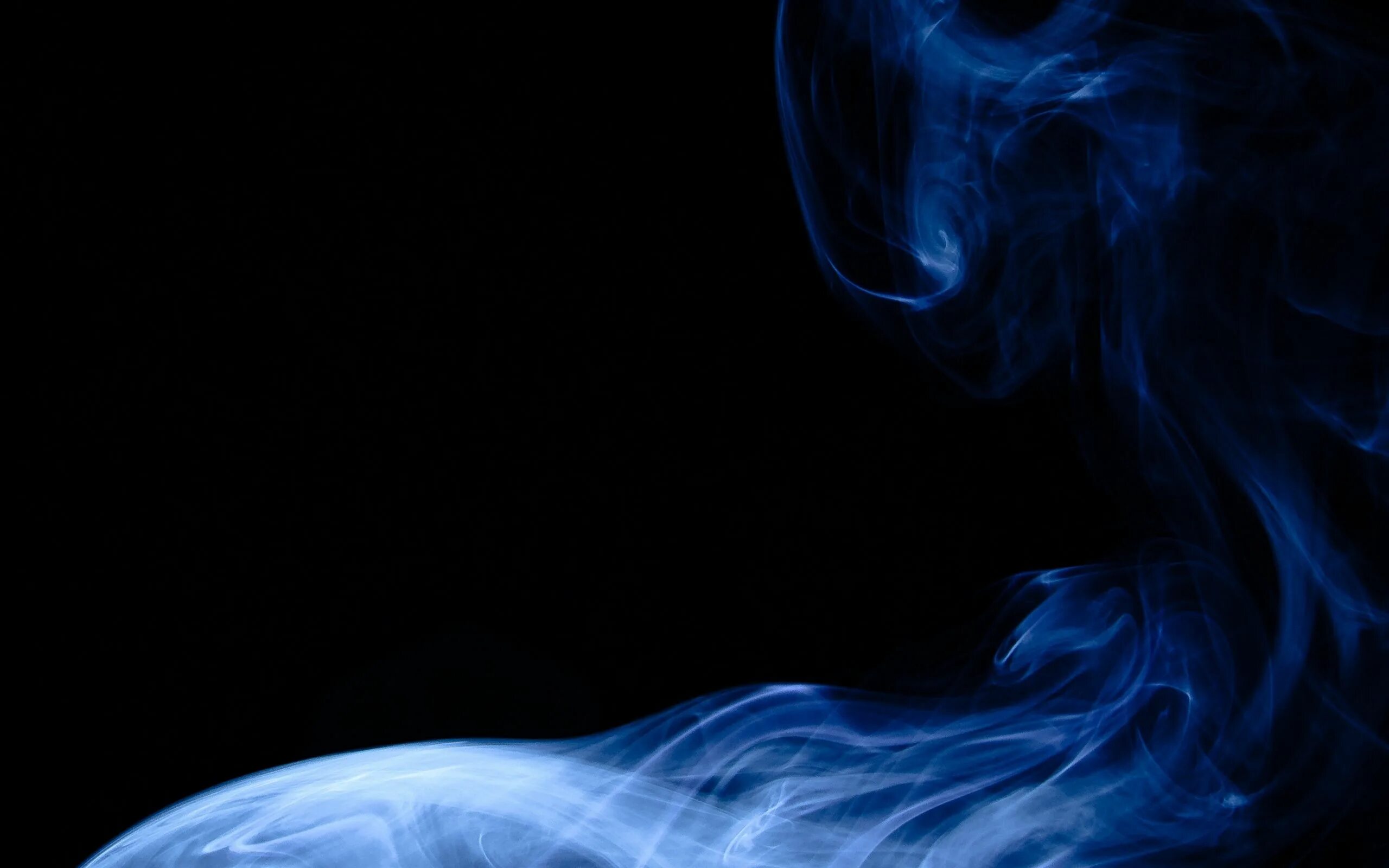 Дым пелена. Синий дым на черном фоне. Сине черная абстракция. Черно синяя абстракция. Синяя дымка.
