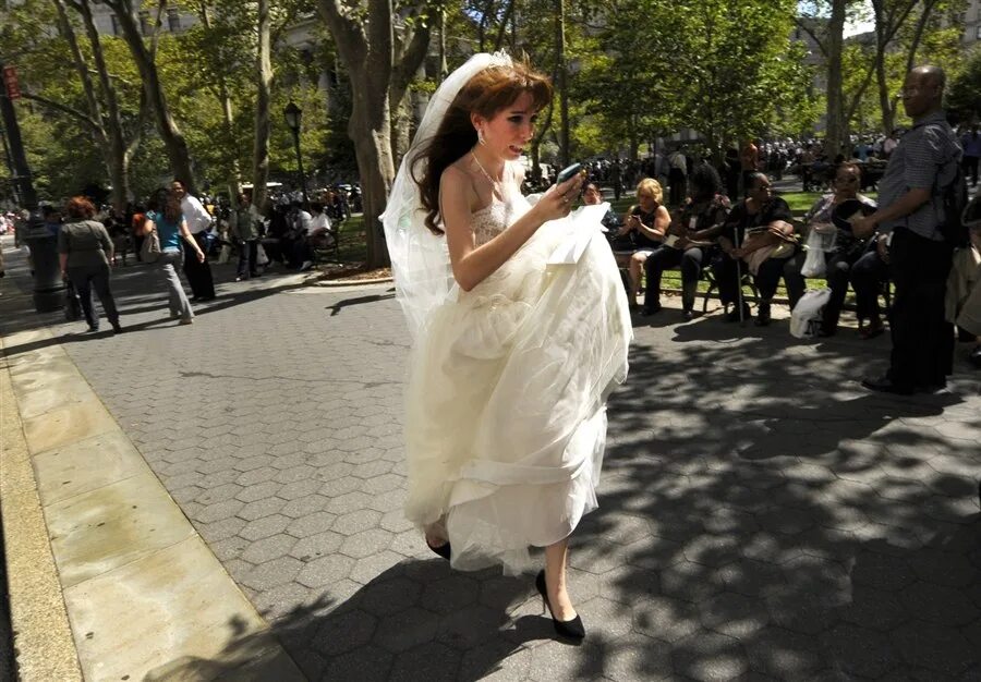Невеста бежит в платье. Невеста убегает. Свадьба в Нью Йорке. Испуганная невеста.