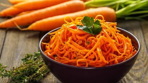 Салат из моркови и зелени