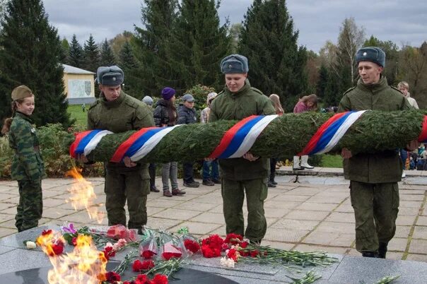 Хотят ли русские войны полностью. Хотят ли русские войны картинки. Хотят ли русские войны фото к стиху. Хотят ли русские войны памятник.