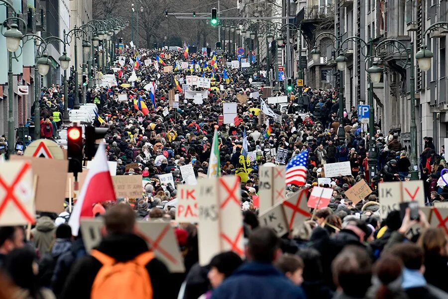 Почему бастует европа. Демонстрации в Европе. Протесты в Европе. Протесты в Брюсселе. Протестующие в Брюсселе.