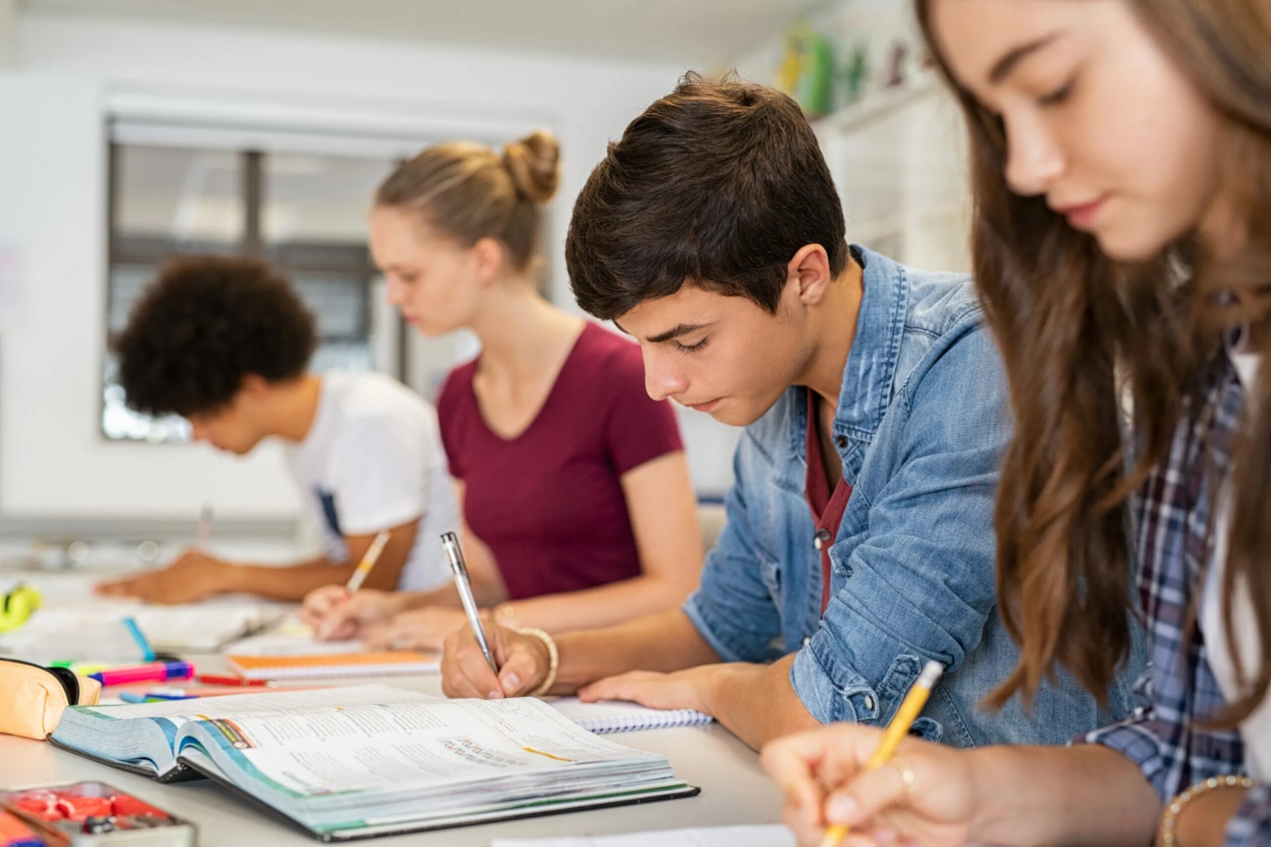 1 lesson school. Фото школьники старшеклассники Сток. Обои для старшеклассников. Ориентация на среднего ученика. Школьные записи.