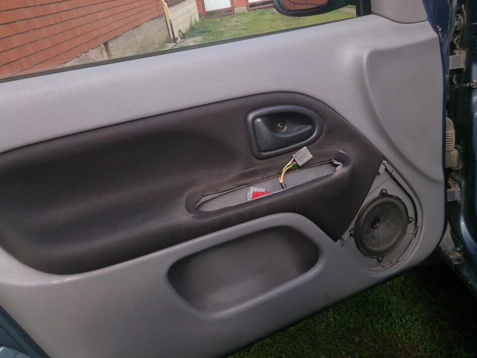 Дверные обшивки Рено Клио 2. Обшивка двери Renault Clio 1. Рено Симбол 16 динамики в двери. Обшивки дверей Рено Симбол 2007.