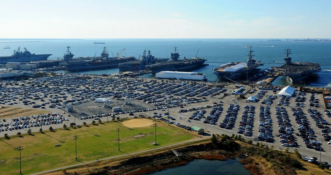 Самые крупные морские флоты. Норфолк база ВМФ США. Норфолк США Военная база. Военно морская база США Норфолк.