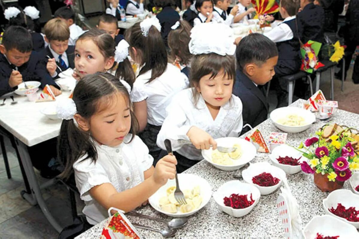 Питание в школьной столовой. Разные народы. В казахстане ели детей. Молодежь казахстана. Школьная еда.