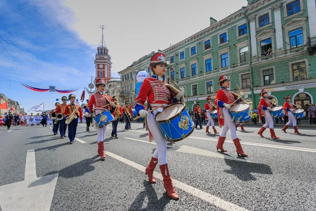 Проспект 9 мая. Барабанщицы на параде в Петербурге. Шествие барабанщиков. Праздник в городе. Шествие барабанщиков в СПБ.