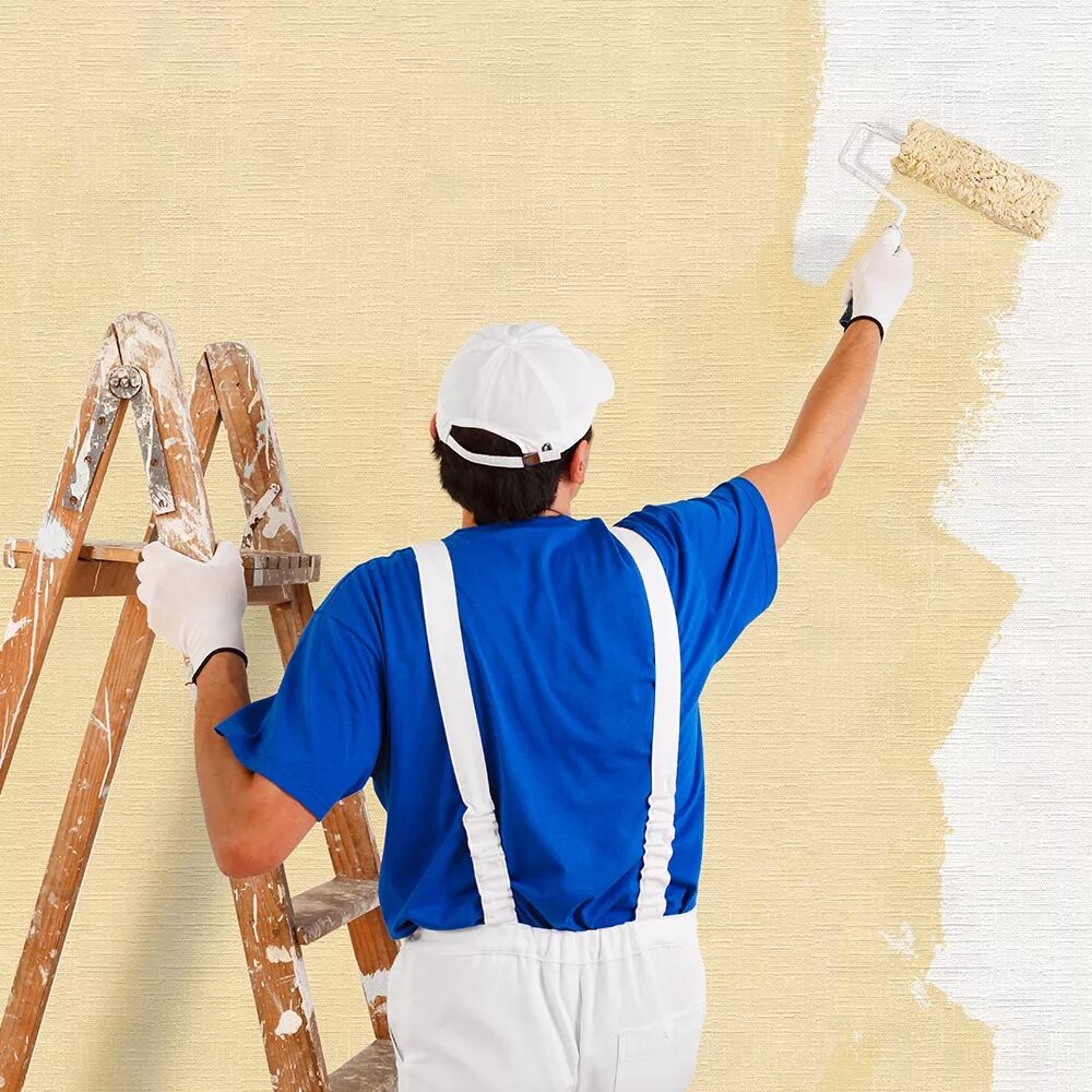 Ремонт фасада дома. Мужчина красит стену. 3 маляра за 5. Малярка штукатурка. Трое маляров могут закончить работу за 5.