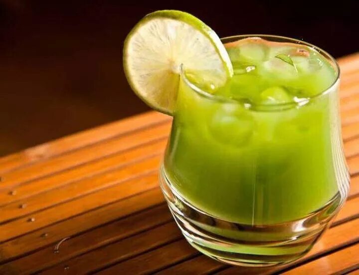 Зеленые холодной водой. Айс Грин коктейль. Огуречный Мохито. Лимонад Грин айс коктейль. Зеленый напиток.