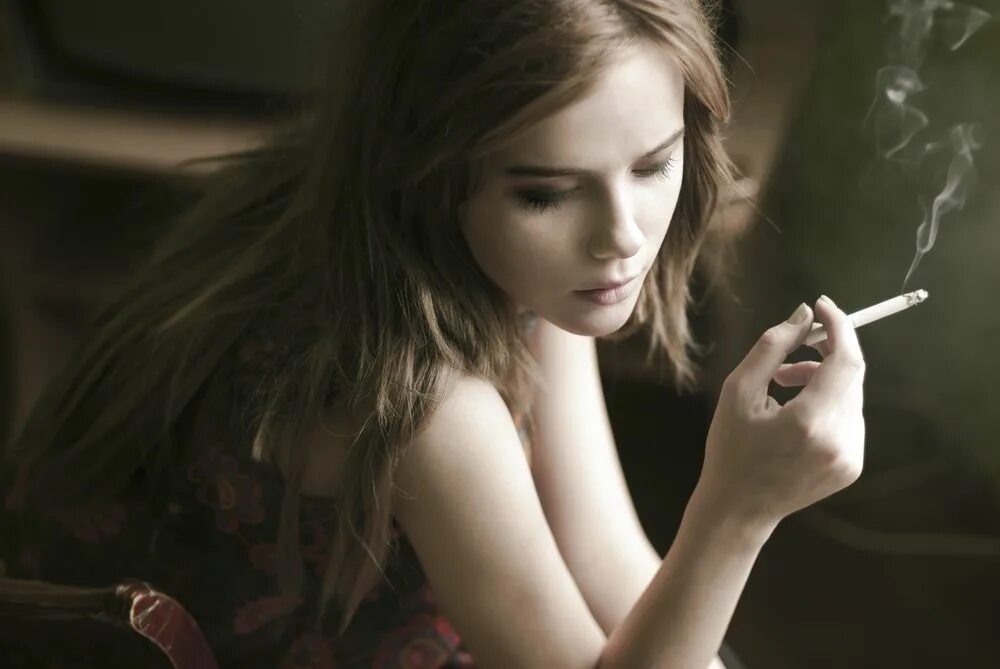 Cigarettes out the window от tv girl. Лунн смокинг герлз. Красивые фото сигарет. Ramona smoking. Николь блэк smoking.