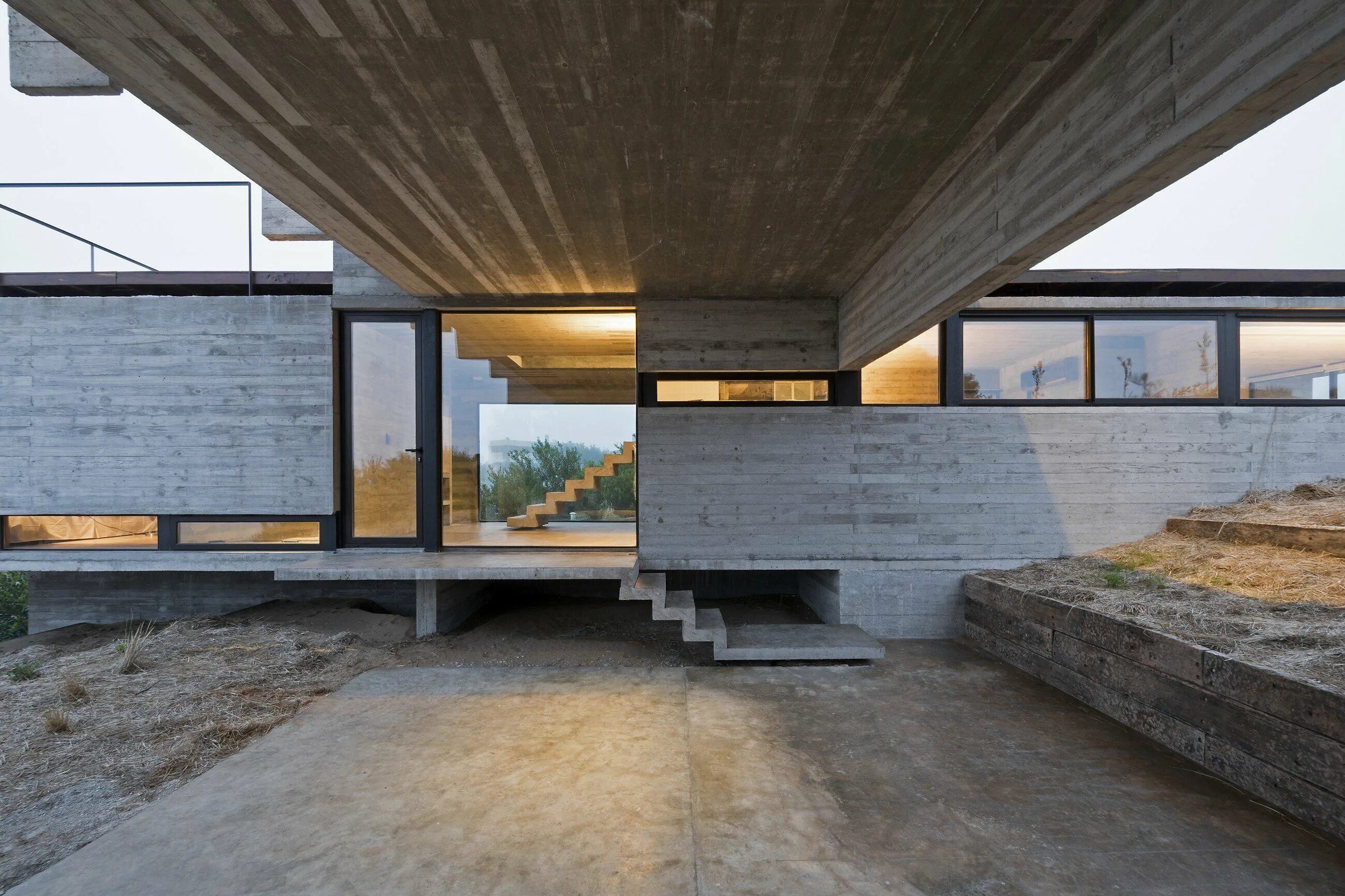 Бетонный домик. Лучано Крук Архитектор. Concrete House by Luciano Kruk. "The Concrete House" в Бразилии. Монолитный бетонный дом.