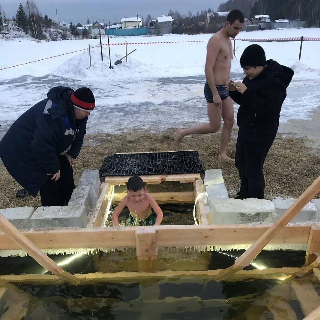Прозрачные майки в проруби. Места для купания в москве на крещение 2023. Прорубь на улице. Купание на крещение в сысерти. Человек проруби фон.
