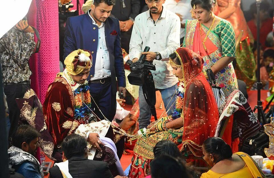 Индийская свадьба. Бедная свадьба в Индии. Свадебная церемония в Индии. Свадебные традиции в Индии. Свадьба века в индии